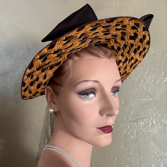 FASCINATING 1930s\' BLACK/GOLD STRAW OPEN CROWN WIDE BRIM \